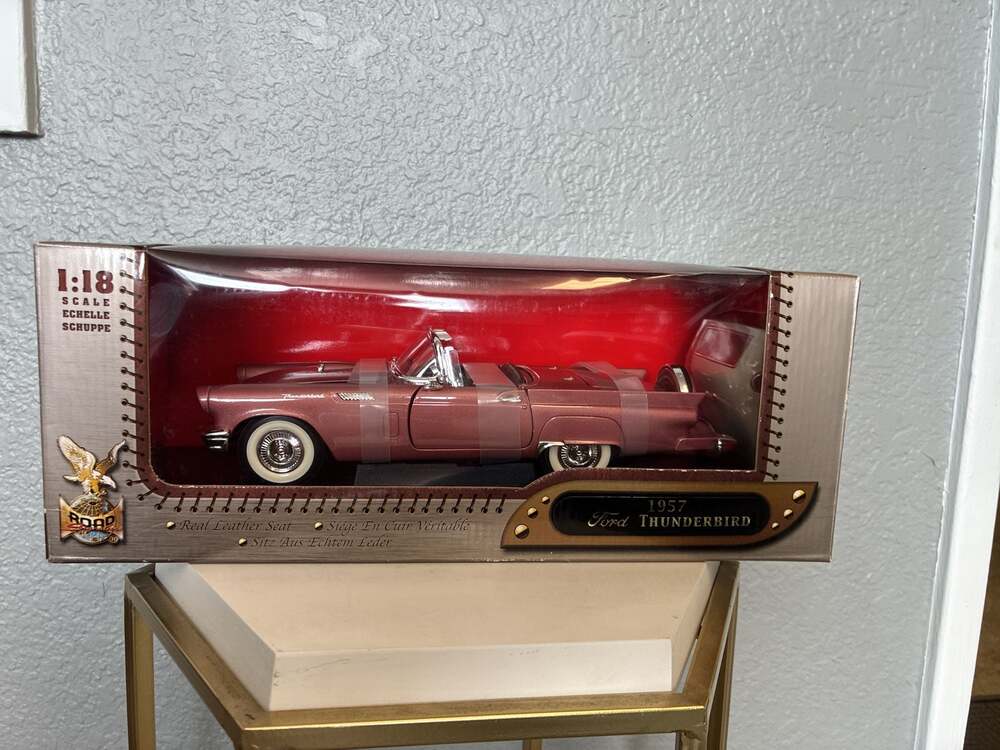 Road Signature 1:18 Scale 1957 Ford Thunderbird Leather Series Diecast Model